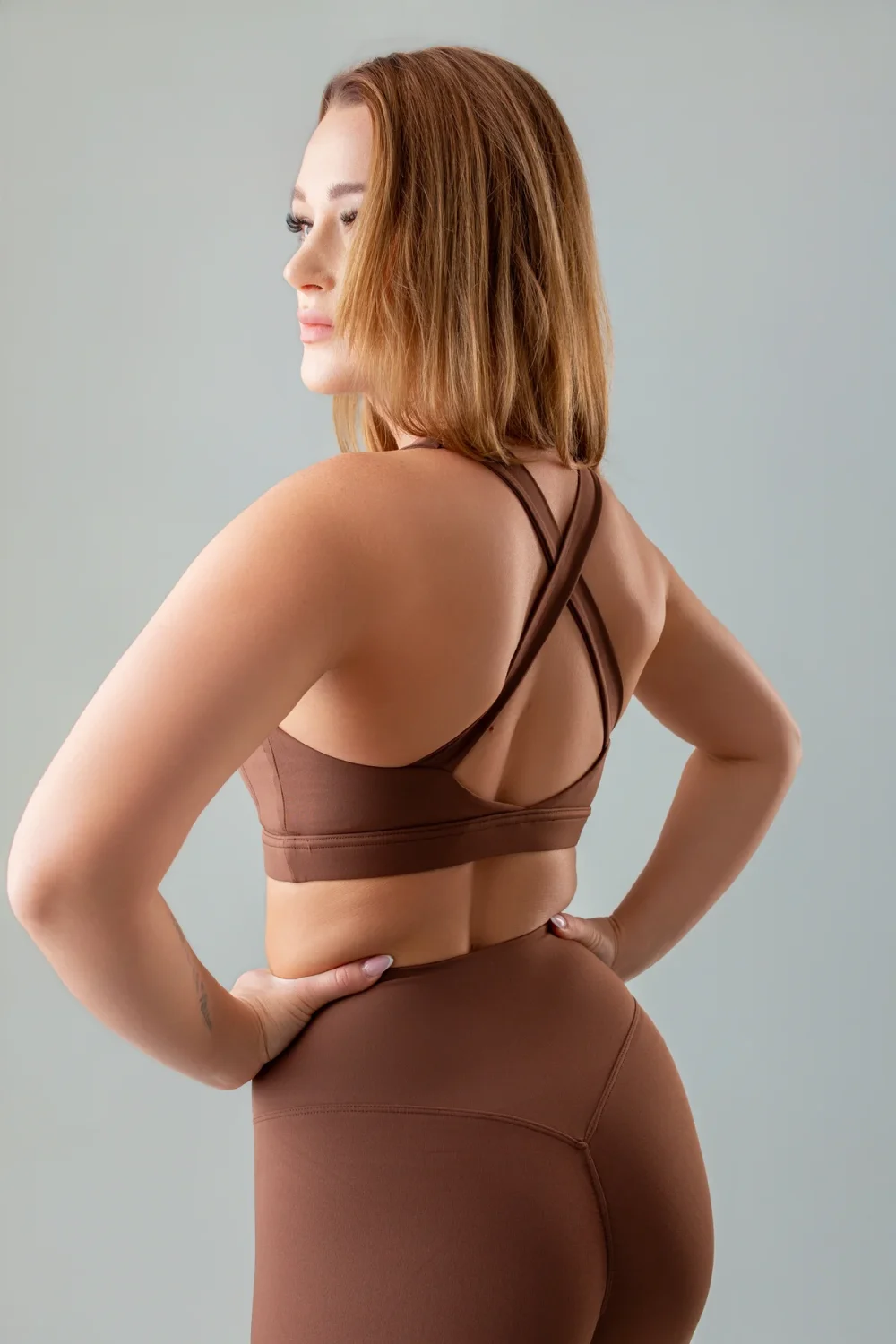 Biustonosz sportowy damski GYM-LADY kolekcja SKINSS kolor brown - odzież fitness dla kobiet tył