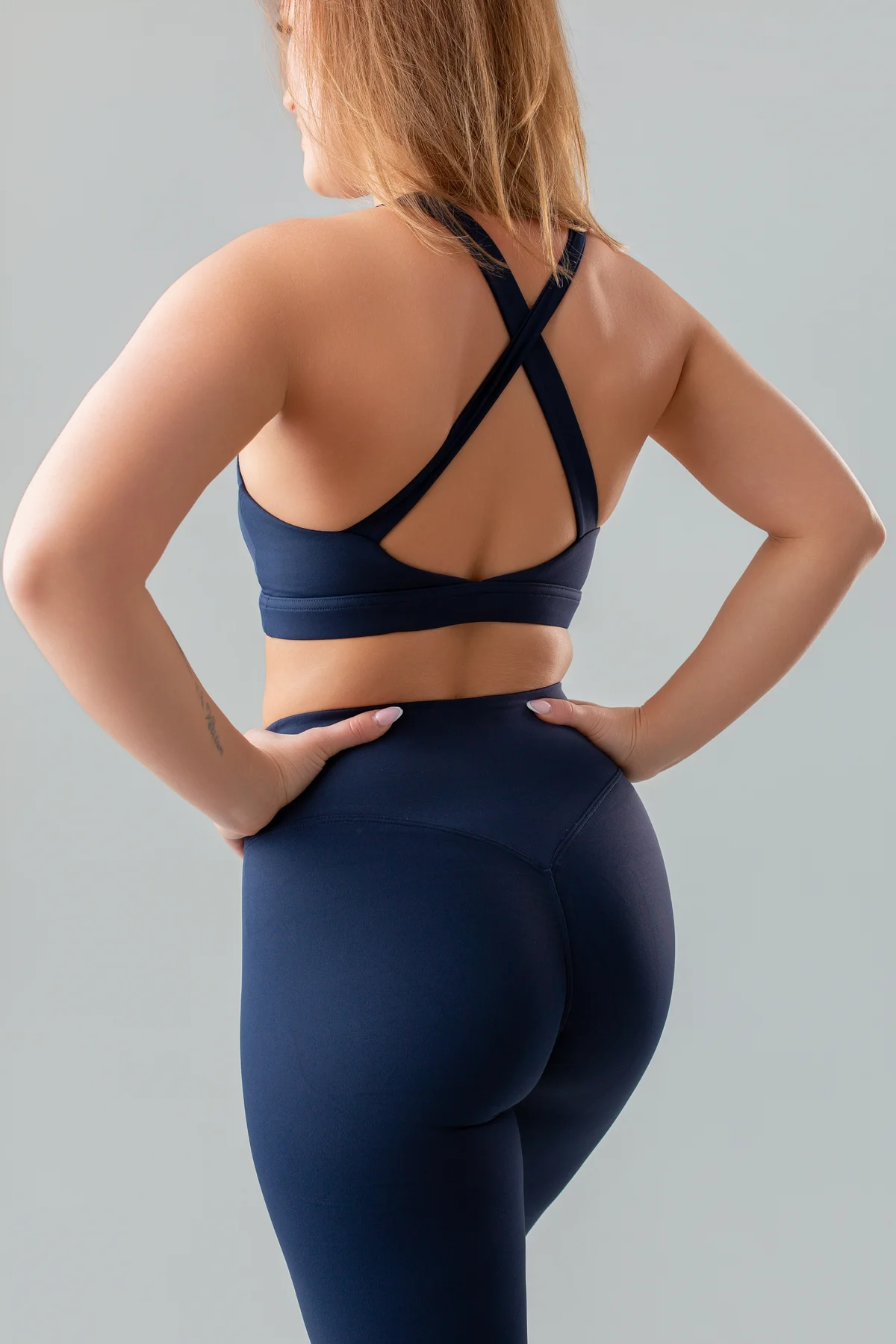 gym-lady-biustonosz-skinss-navy-1 Biustonosz sportowy damski GYM-LADY kolekcja SKINSS kolor navy - odzież fitness dla kobiet, z tyłu