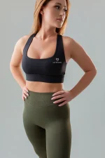 Biustonosz sportowy damski GYM-LADY kolekcja SOULESS kolor black - modelka i przód biustonosza 2