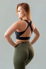 Biustonosz sportowy damski GYM-LADY kolekcja SOULESS kolor black - modelka tył biustonosza