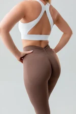 Biustonosz sportowy damski GYM-LADY kolekcja SOULESS kolor white - modelka z tyłu 2