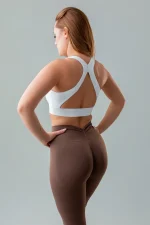 Biustonosz sportowy damski GYM-LADY kolekcja SOULESS kolor white - modelka z tyłu