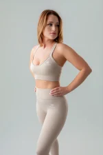 Biustonosz sportowy damski GYM-LADY kolekcja YUNE kolor cream - odzież fitness dla kobiet widok z przodu