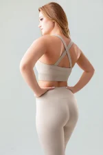 Biustonosz sportowy damski GYM-LADY kolekcja YUNE kolor cream - odzież fitness dla kobiet widok z tyłu 2