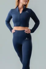 Bluza sportowa damska GYM-LADY kolekcja SKINSS kolor navy - odzież fitness dla kobiet przód modelka blisko