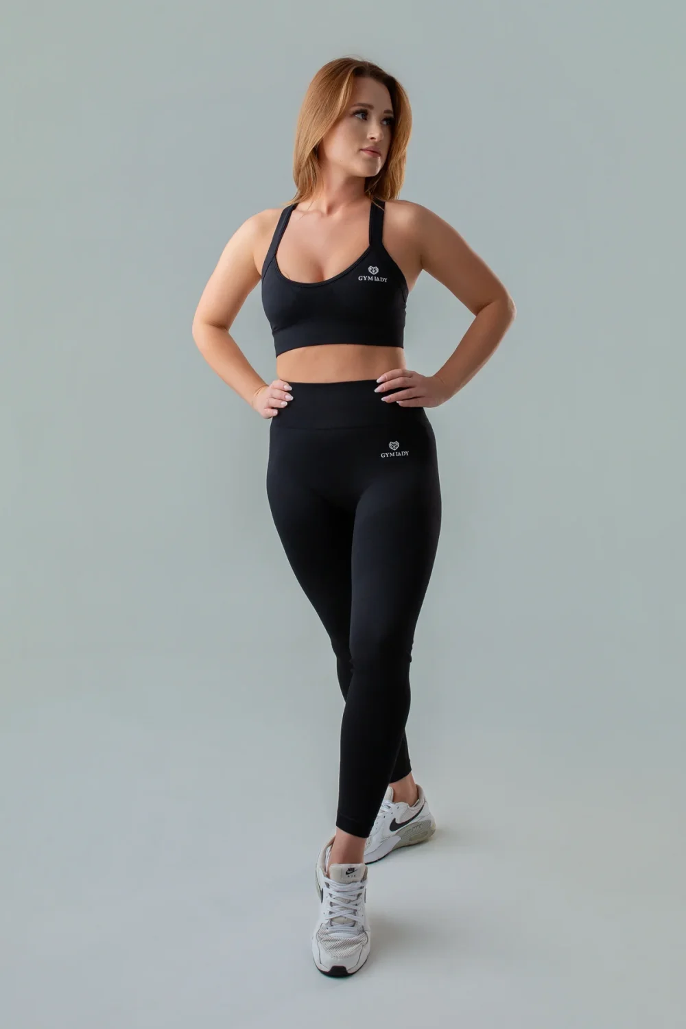 Legginsy sportowe damskie GYM-LADY kolekcja YUNE kolor black - odzież fitness dla kobiet modelka pozuje 3