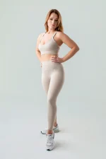 Biustonosz sportowy damski GYM-LADY kolekcja YUNE kolor cream - odzież fitness dla kobiet sylwetka cała