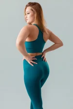 Zestaw sportowy damski GYM-LADY kolekcja BASIC kolor green - odzież fitness dla kobiet modelka z tyłu inna perspektywa